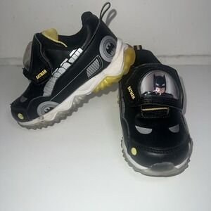 Batman Infant Size 7 Sneakers Batman Theme Yellow Black. Pre-Owned.